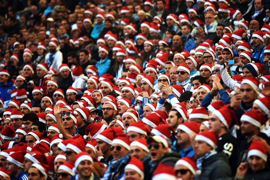 Rigorosamente natalizi, i tifosi del Marsiglia spettatori della gara contro il Lille (Afp)